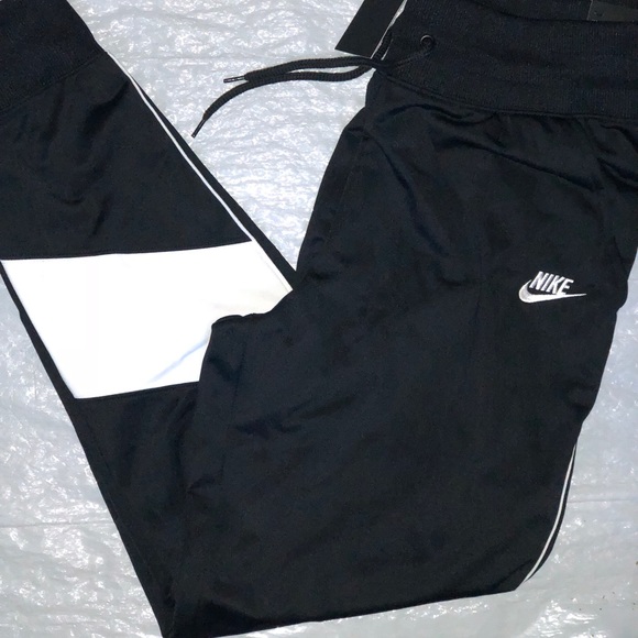nike heritage joggers womens